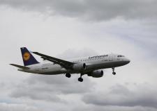 Lufthansa Airbus A320-211 D-AIQU.